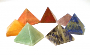 Steinset: 7 Chakra Steine in pyramidenform