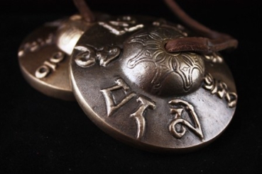 Cymbales mantra: Om Mani- couleur bronze