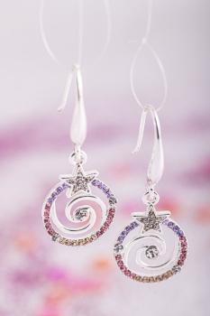 Boucles d'oreilles étoile spirale avec cristaux colorés