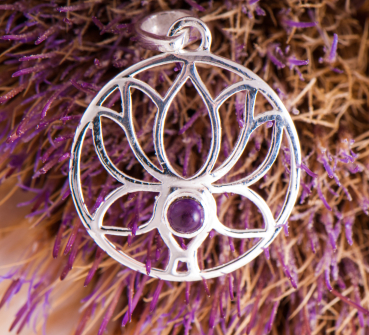 Lotus Anhänger mit Amethyst