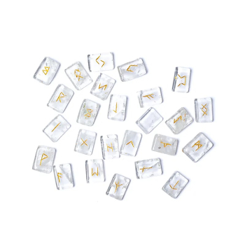 Set d'oracle des runes en cristal de roche dans un sac en velours